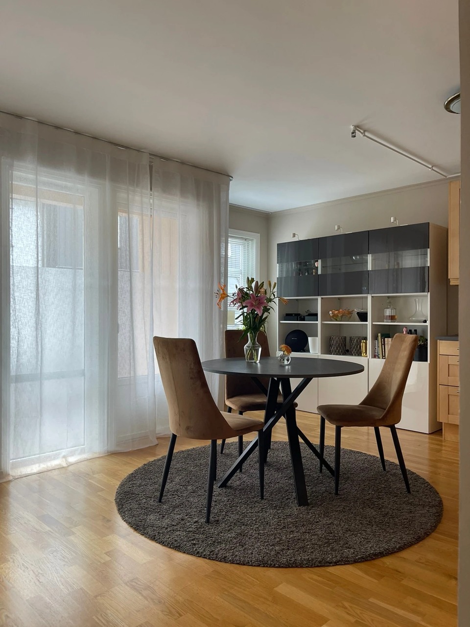 Gardinskinner for takhøye gardiner i hele stuen